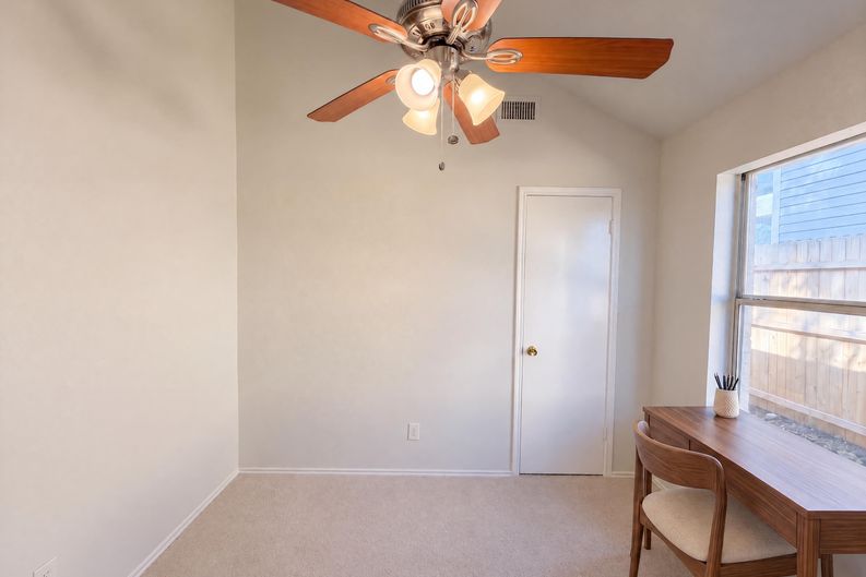 Photo 9 of 16 of 5624 Shady Springs Trl, Fort Worth, TX
