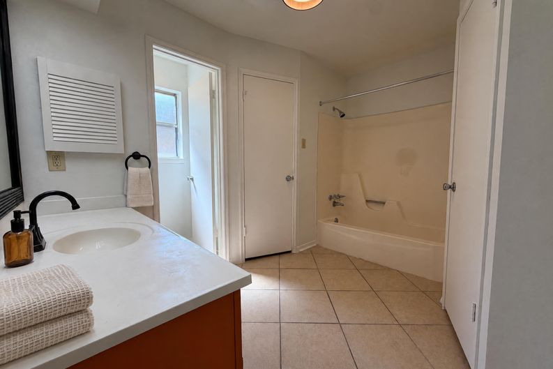 Photo 11 of 21 of 6910 Vialinda Dr, Houston, TX