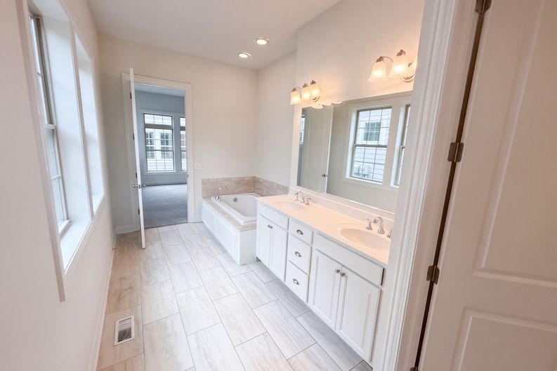 Photo 16 of 37 of 4230 Troutbrook Dr, Dublin, OH
