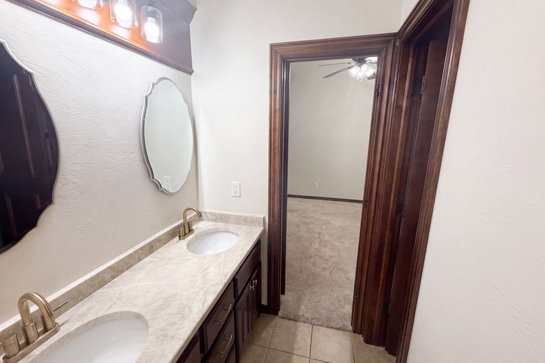 Photo 13 of 25 of 1017 W Camellia Way, Mustang, OK