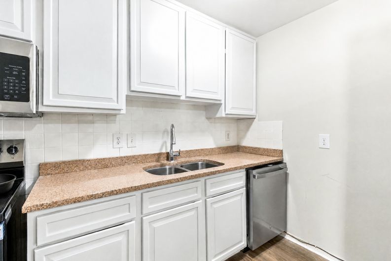 Photo 6 of 21 of 4916 Longhorn Dr, Woodbridge, VA