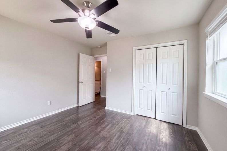 Photo 14 of 20 of 330 E Coral Way, Grand Prairie, TX