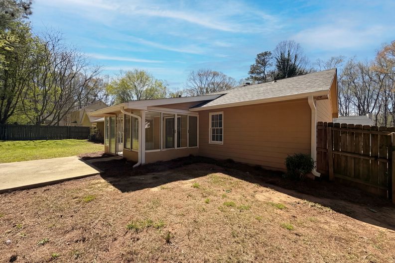 Photo 5 of 18 of 5003 Henson Dr SW, Mableton, GA
