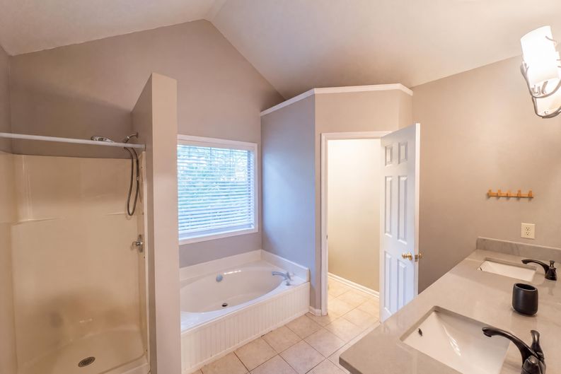Photo 8 of 18 of 402 Eileen Cir, Canton, GA