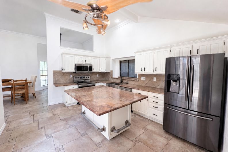 Photo 8 of 18 of 1613 Mullins Dr, Plano, TX
