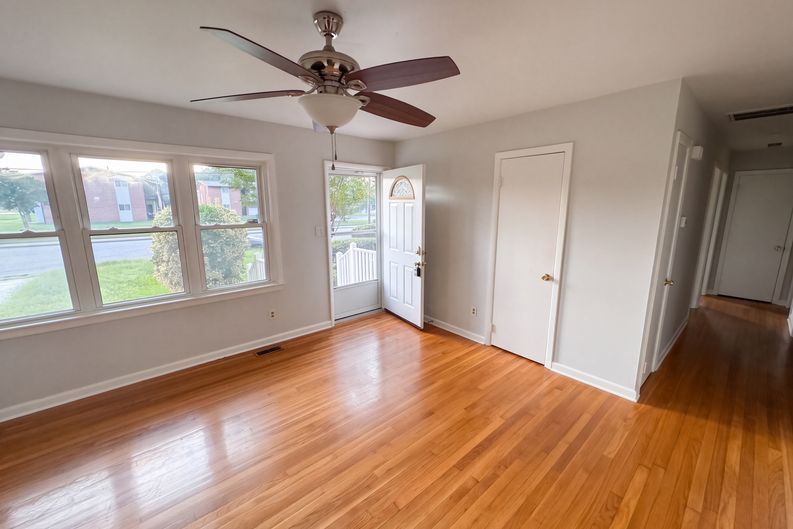 Photo 3 of 17 of 885 Lucas Creek Rd, Newport News, VA