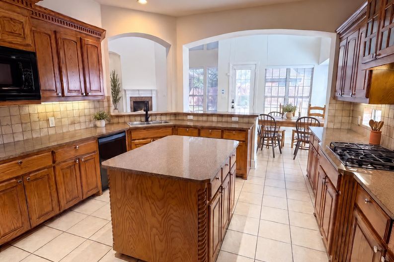 Photo 7 of 42 of 3228 Tearose Dr, Richardson, TX