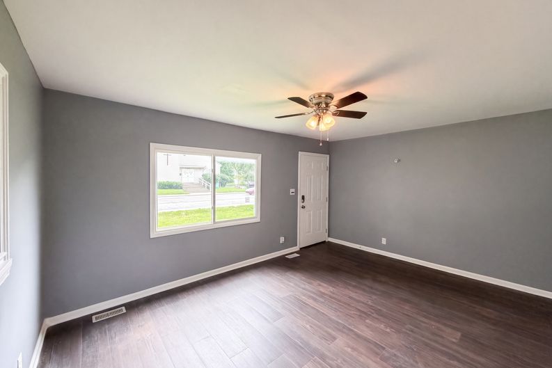 Photo 3 of 16 of 4206 E 16th St, Indianapolis, IN