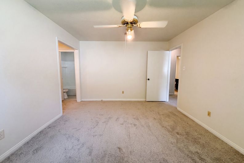Photo 4 of 22 of 16338 Hollow Wood Dr, Houston, TX