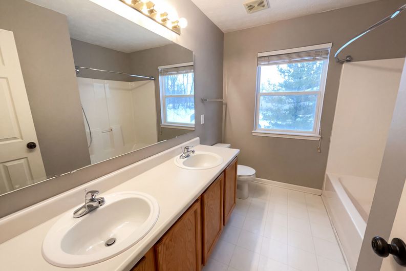 Photo 16 of 21 of 5259 Baysdon Cir, Indianapolis, IN