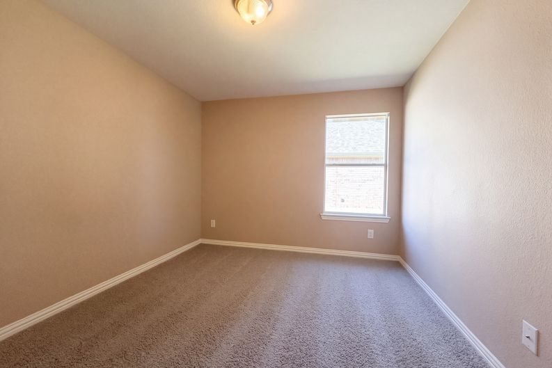 Photo 10 of 21 of 5327 Lake Gardens Dr, Grand Prairie, TX