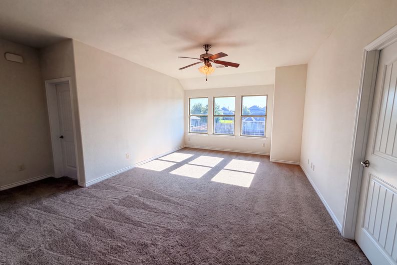 Photo 13 of 22 of 1217 Maverick Ln, Royse City, TX