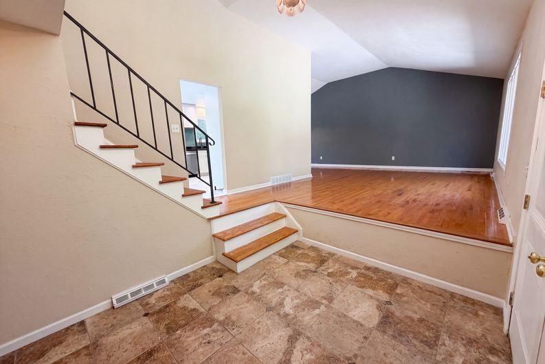 Photo 7 of 26 of 33170 Ledge Hill Dr, Solon, OH