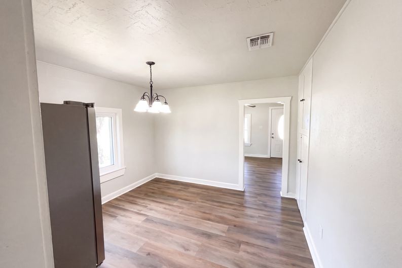 Photo 6 of 17 of 725 Kelly St, Poteet, TX