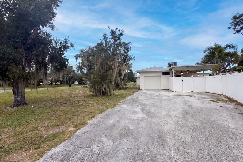 Photo 14 of 34 of 601 Myrtle Way S, Saint Petersburg, FL