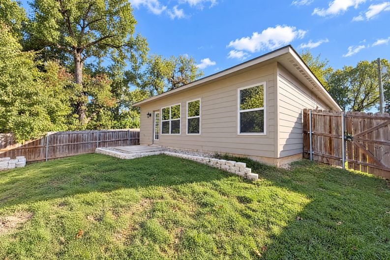 Photo 16 of 17 of 186 S Preston St, Alvarado, TX