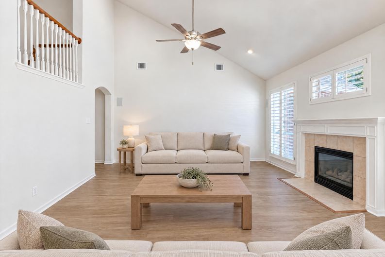 Photo 3 of 32 of 7927 High Knoll Ln, Houston, TX