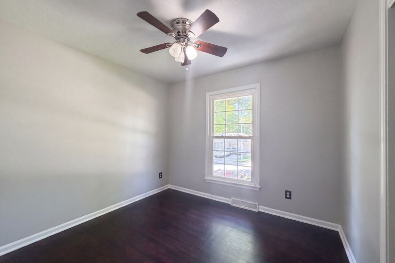 Photo 4 of 21 of 3809 S Drumm Ave, Independence, MO