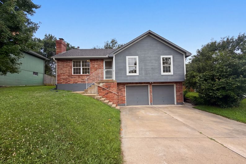 Photo 11 of 15 of 1706 N Lazy Branch Rd, Independence, MO