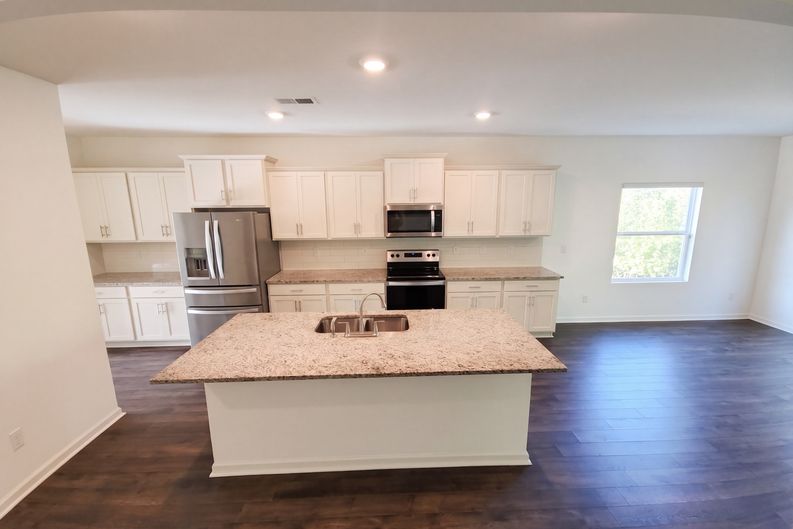 Photo 6 of 24 of 1105 Merion Dr, Calera, AL