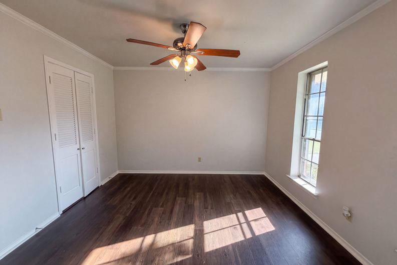 Photo 13 of 24 of 821 Glen Oaks Blvd, Dallas, TX