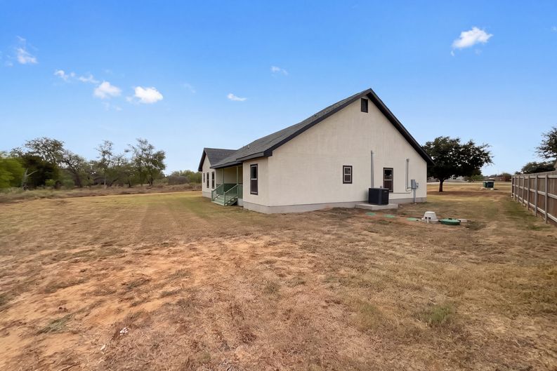 Photo 23 of 25 of 185 E Medium Meadow Dr, Lytle, TX