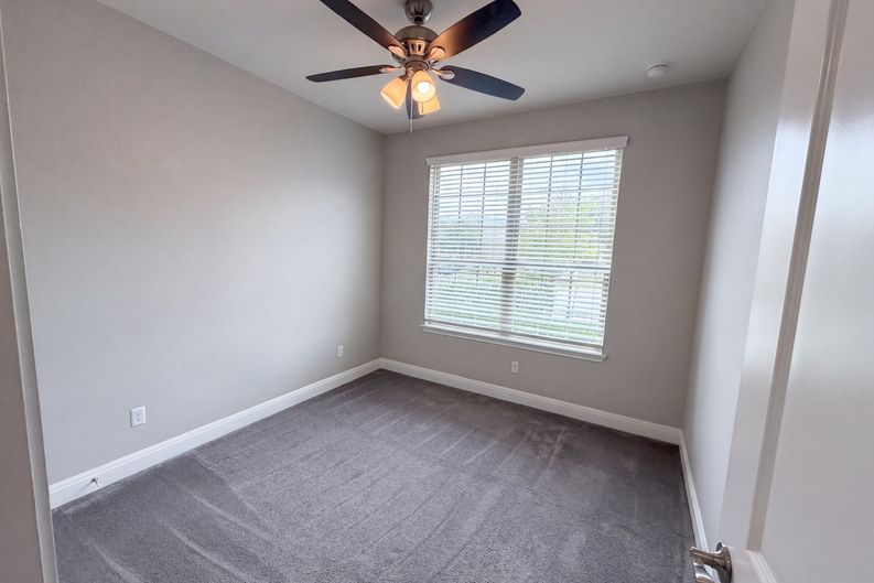 Photo 11 of 18 of 306 Duroc Dr, Hutto, TX