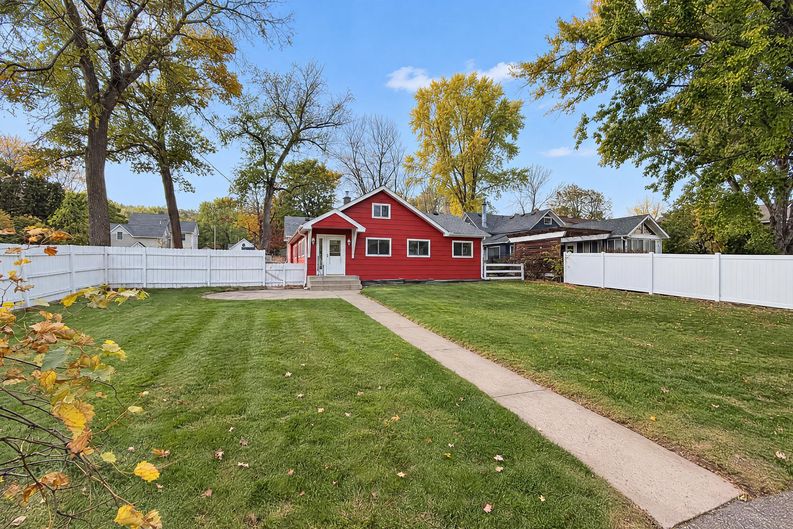 Photo 18 of 21 of 137 5th St N, Bayport, MN