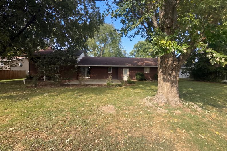 Photo 5 of 31 of 1750 Clinton St, Carlyle, IL