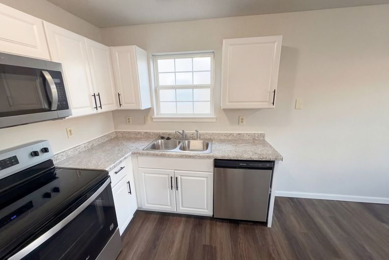 Photo 11 of 20 of 6654 Hazelhatch Dr, Indianapolis, IN