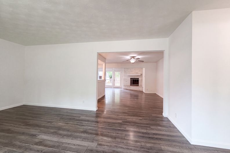 Photo 7 of 20 of 1805 Brookview Dr, Arlington, TX