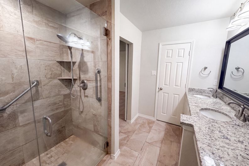 Photo 21 of 27 of 1208 Hillcrest Dr, Euless, TX