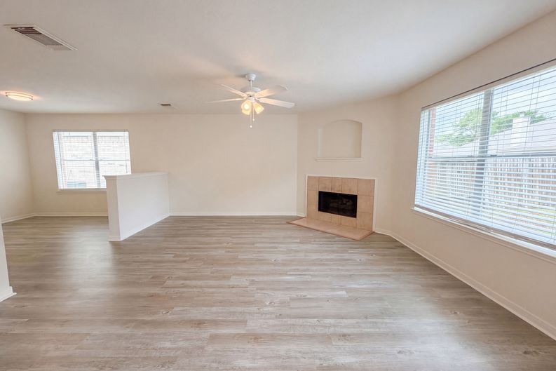 Photo 8 of 23 of 11918 Sonora Springs Dr, Tomball, TX