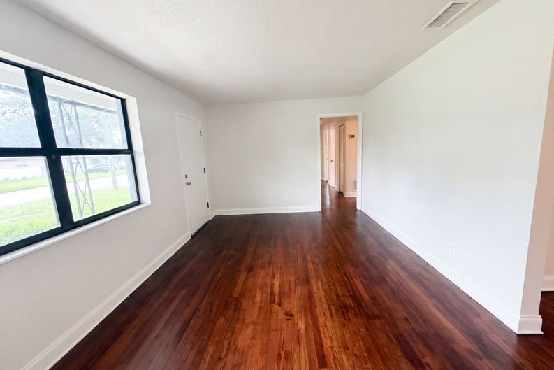 Photo 8 of 18 of 7520 Altus Dr S, Jacksonville, FL