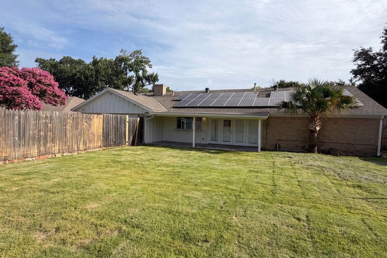 Photo 5 of 22 of 1618 Woodcrest Ln, Carrollton, TX