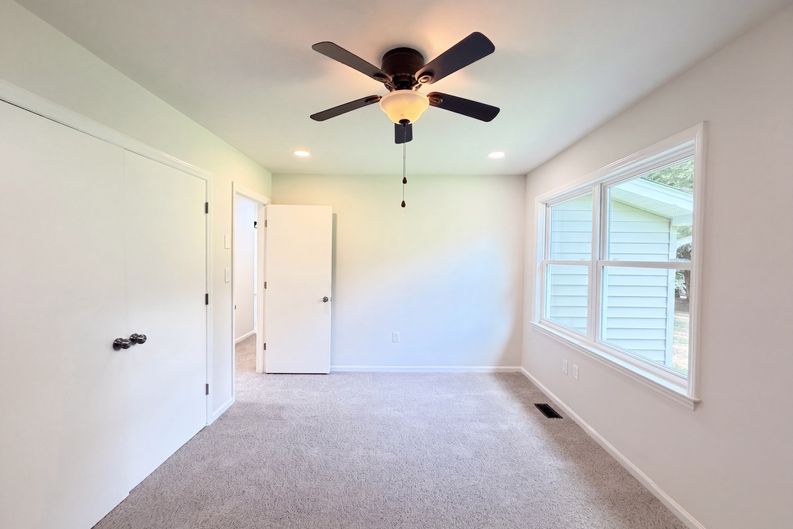 Photo 4 of 16 of 8332 Clear Meadow Ln, Charlotte, NC