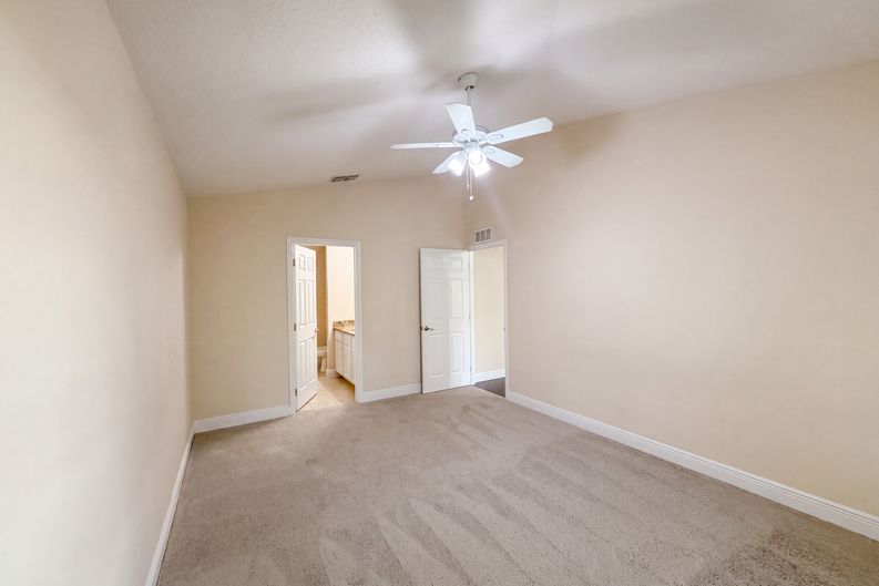 Photo 15 of 23 of 33137 Irongate Dr, Leesburg, FL