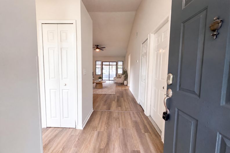 Photo 6 of 23 of 8048 Kilwinning Ln, Jacksonville, FL