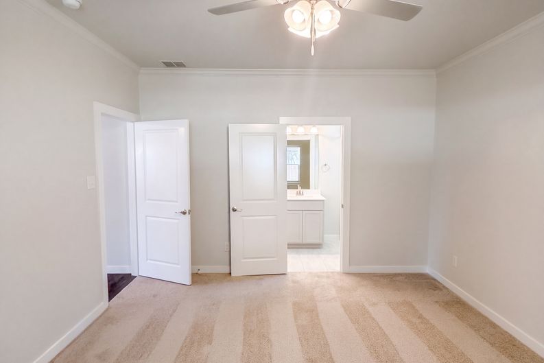 Photo 4 of 17 of 402 N Race St, Tioga, TX
