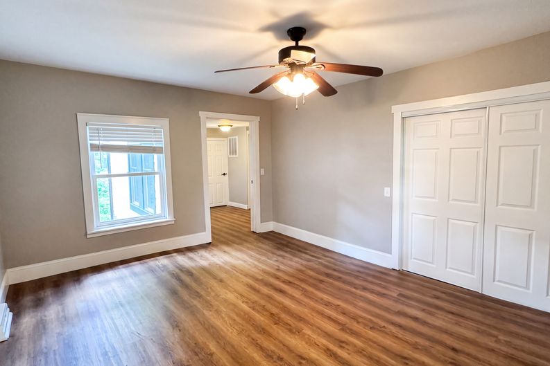 Photo 8 of 29 of 1446 E Whiteside St, Springfield, MO