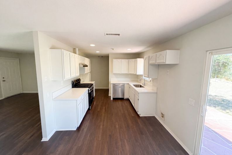 Photo 10 of 20 of 215 Laurel Ln, Hemet, CA