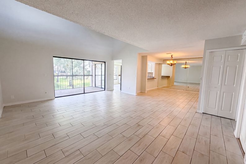 Photo 3 of 16 of 4747 Puritan Cir, Tampa, FL