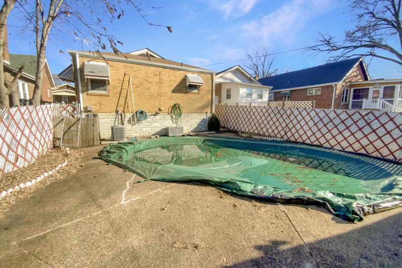 Photo 5 of 19 of 826 Catskill Dr, Saint Louis, MO