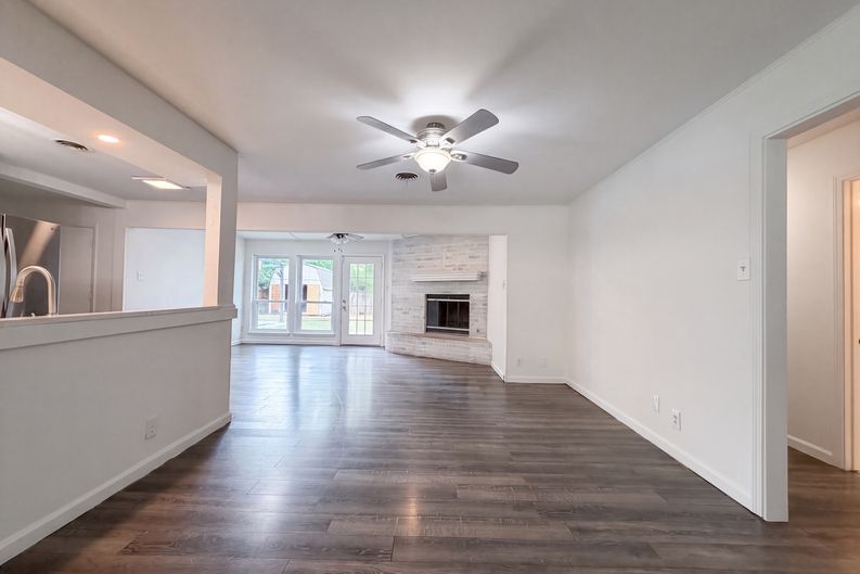 Photo 3 of 20 of 1805 Brookview Dr, Arlington, TX