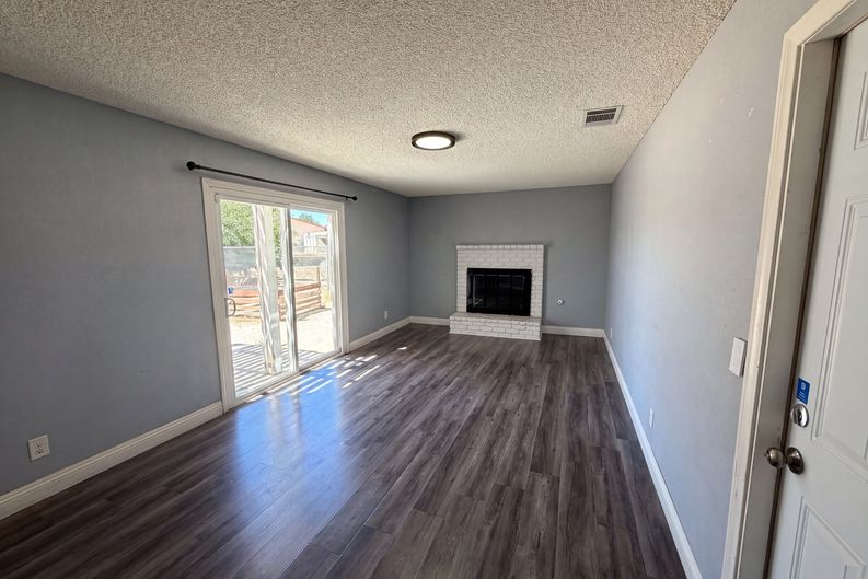 Photo 3 of 24 of 15929 La Verida Dr, Victorville, CA