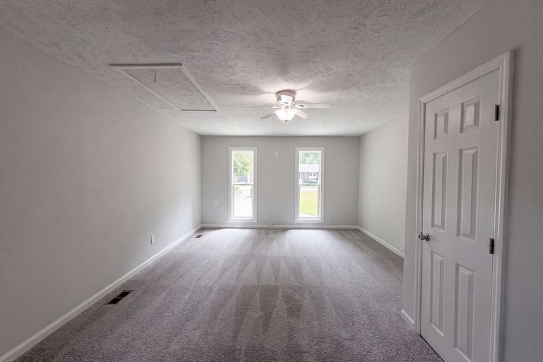 Photo 7 of 19 of 909 Axis Cir, Hope Mills, NC
