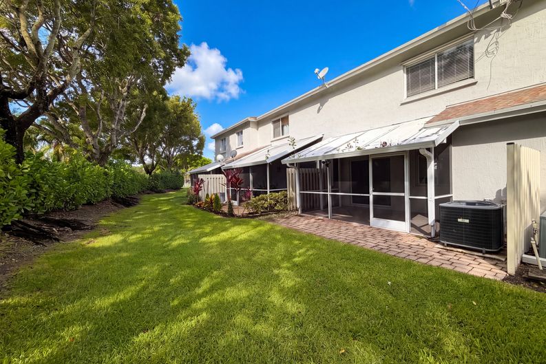 Photo 5 of 24 of 1480 SW 47th Ave, Deerfield Beach, FL