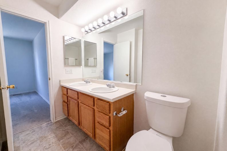 Photo 13 of 29 of 18959 E Linvale Pl, Aurora, CO