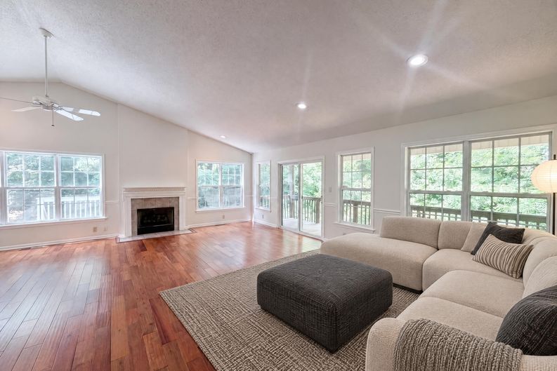 Photo 3 of 17 of 221 Grandview Dr, Statesville, NC