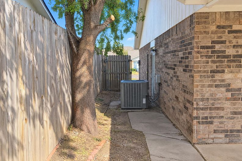 Photo 31 of 33 of 2120 Lazy Brook Trl, Edmond, OK